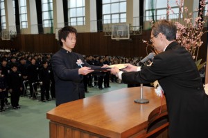 卒業生を代表して峯幸佑君に卒業証書が授与されました。