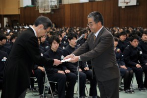 武元智徳奨学会副委員長より卒業記念品目録贈呈。ありがとうございます。大切に使わせて頂きます。